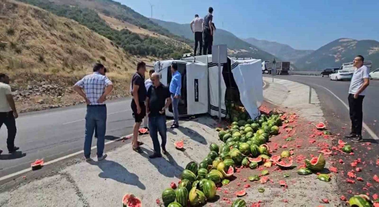 Gaziantepte virajı alamayan karpuz yüklü kamyonet yan yattı