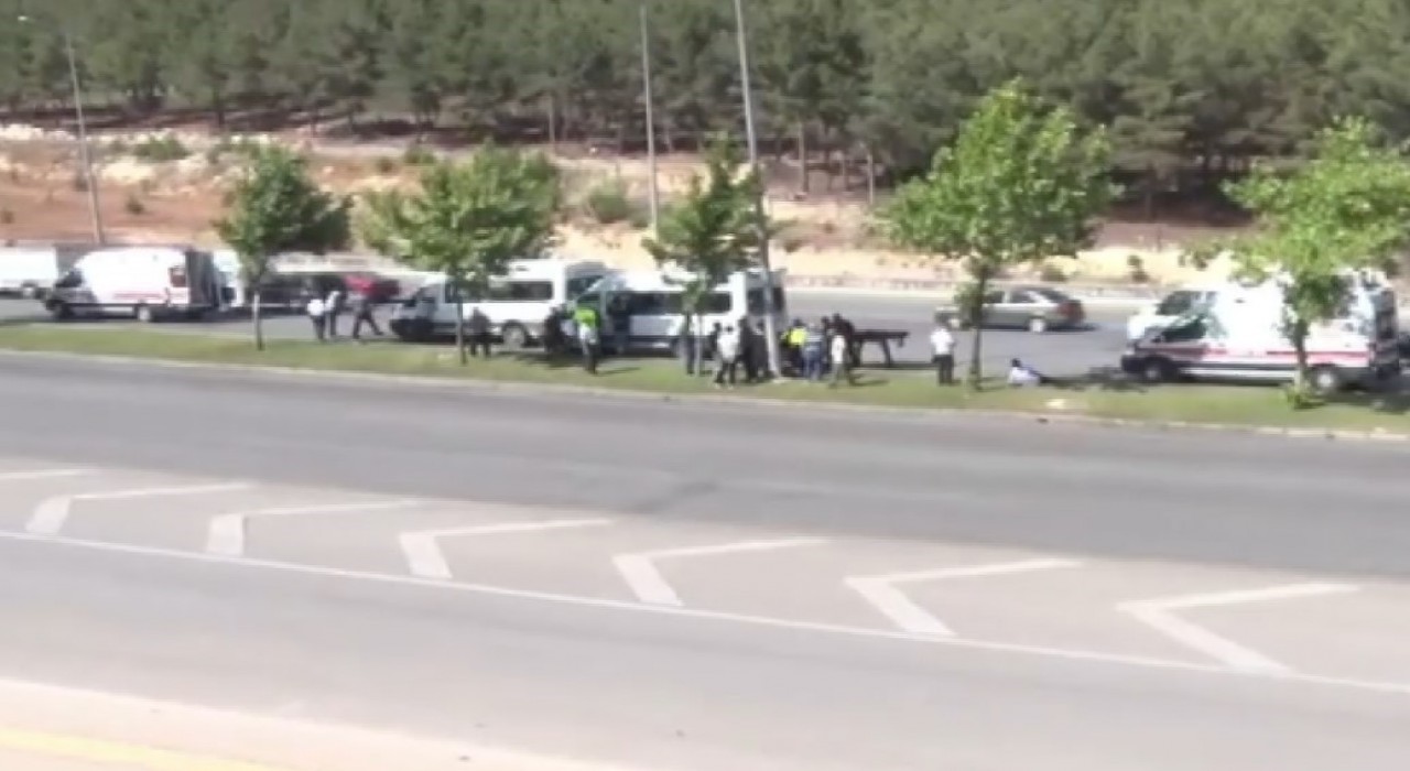 Gaziantepte yayaya çarpan işçi servisine başka servis çarptı: 1i ağır 4 yaralı
