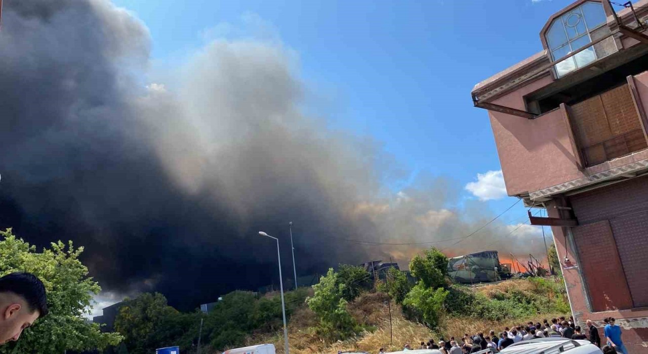 Gaziosmanpaşada atık toplama merkezinde yangın çıktı