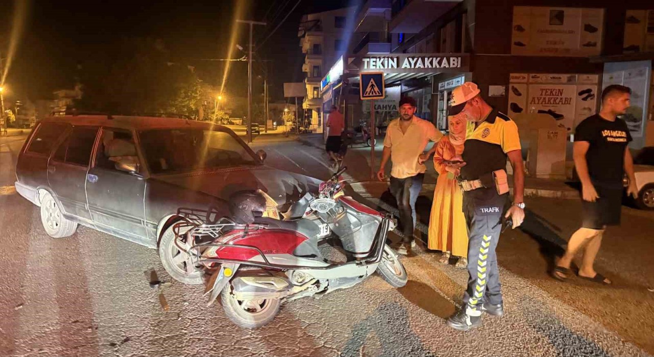 Gazipaşada otomobil ile motosiklet çarpıştı: 1 yaralı
