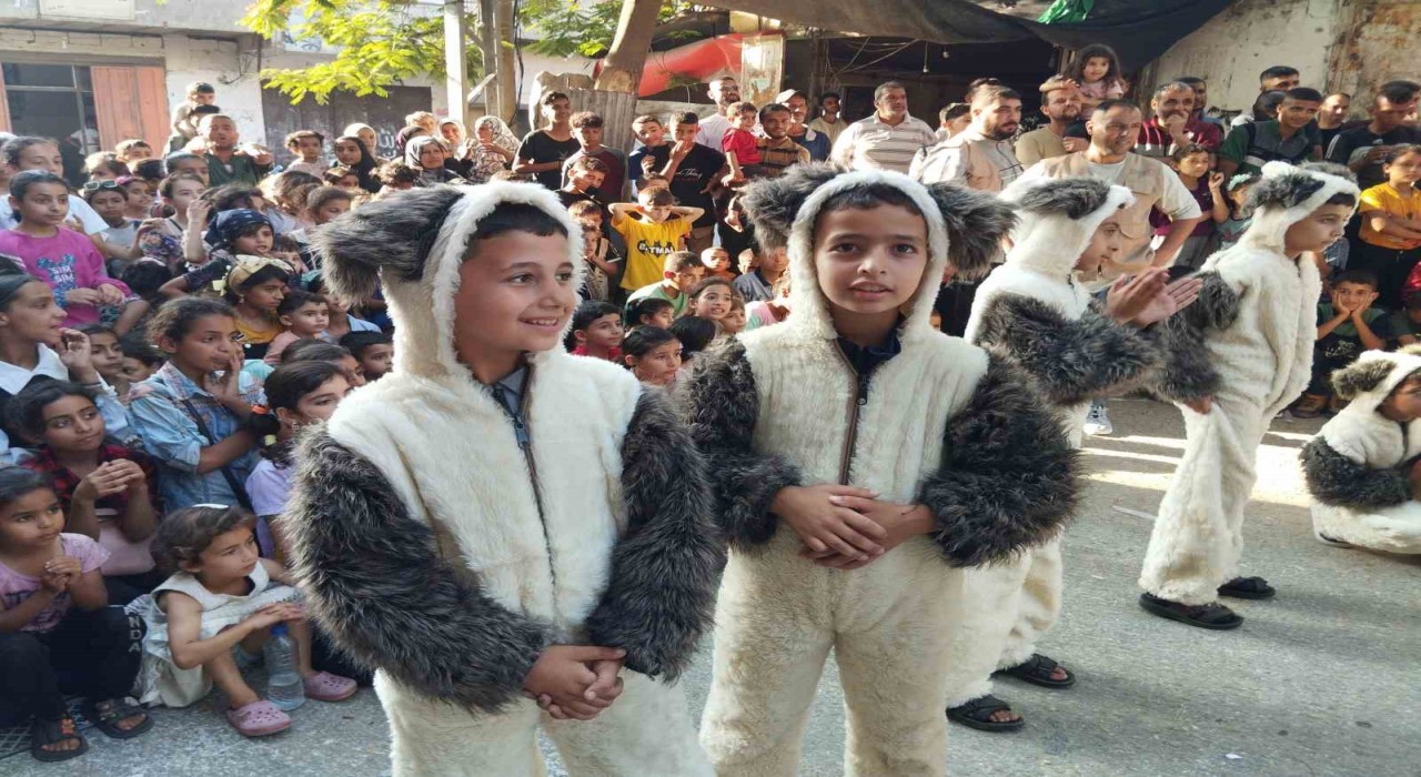 Gazzede çocuklar, İsrail saldırıları gölgesinde Kurban Bayramını kutladı