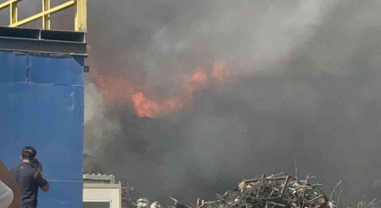 Gebzede hurda sahasında yangın çıktı