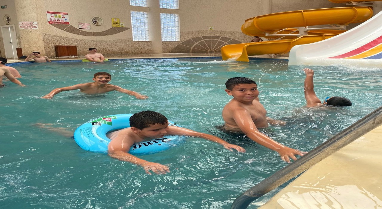 Gediz Belediyesinden öğrencilere aquapark sürprizi