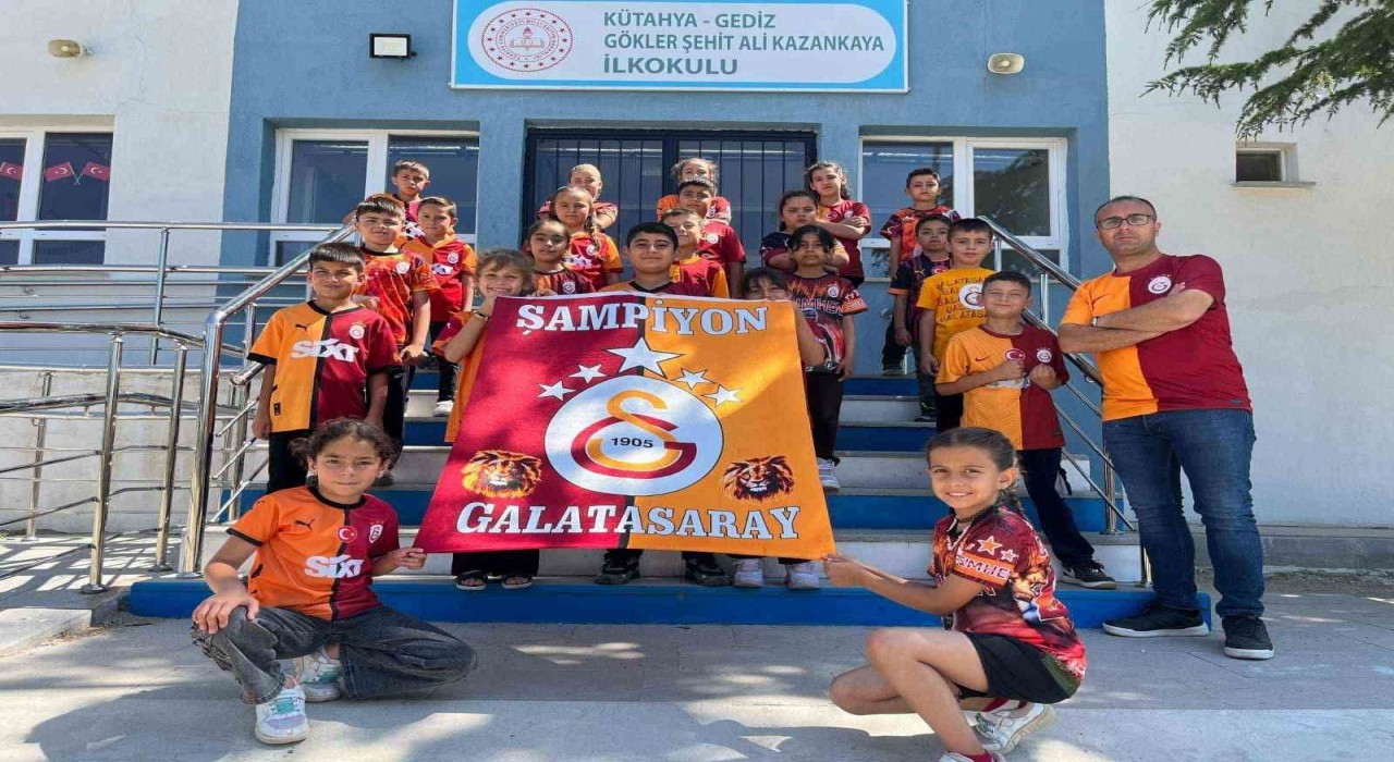 Gedizde ilkokul öğrencilerinin şampiyonluk kutlaması beğeni topladı