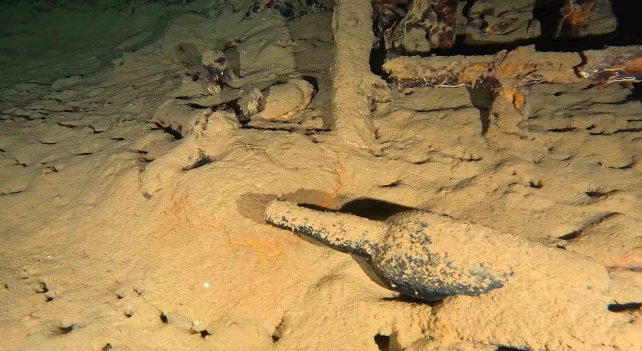 Gelibolu Su Altı Parkında 110 yıllık şarap şişesi bulundu