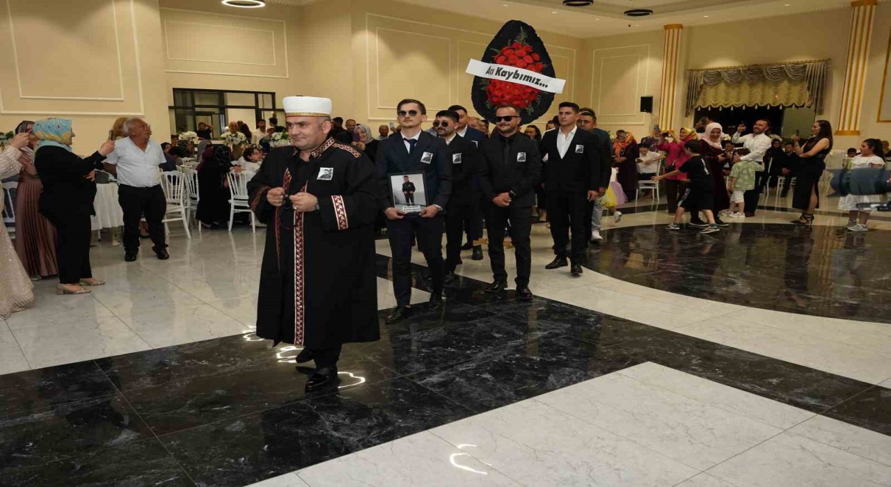 Gelin ve damada Acı kaybımız çelengi ile sürpriz
