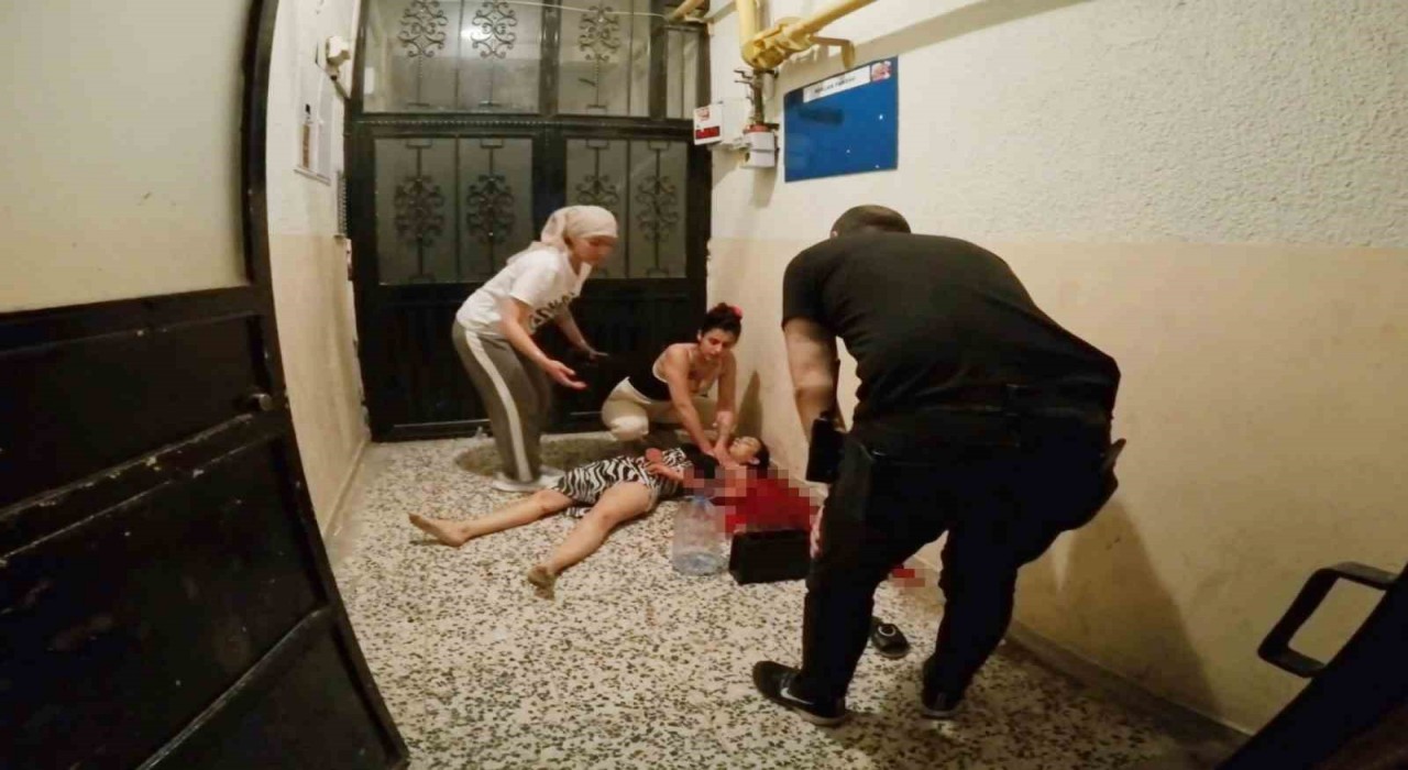 Genç kadın üvey kız kardeşini bıçaklayarak öldürdü