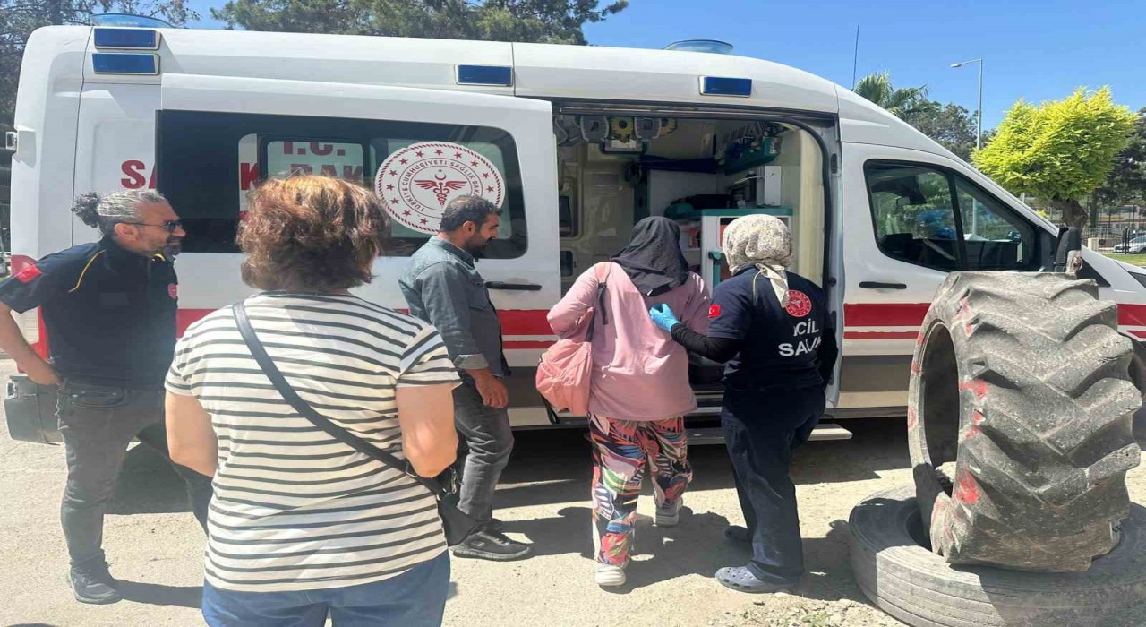 Genç kıza otomobil çarptı