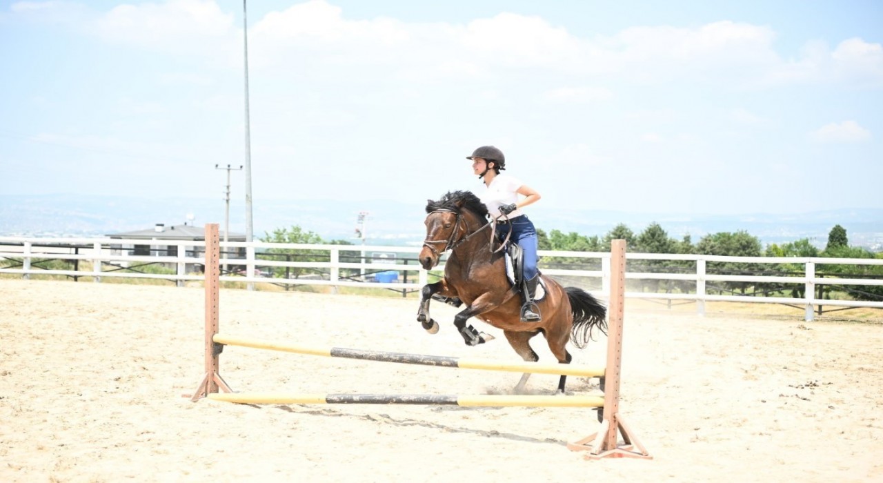 Gençler ata binerek stres attı