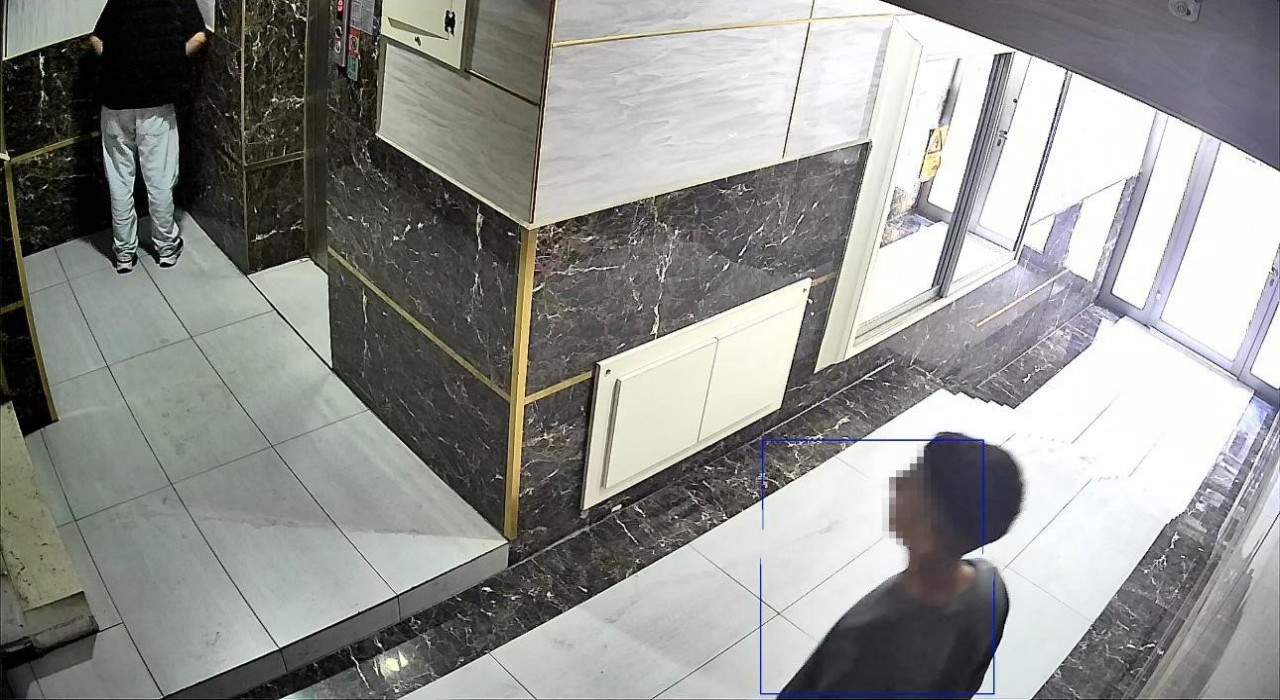 Gençlerin tepki çeken görüntüsü: Biri kamera açısını değiştirdi, diğeri koridorda tuvaletini yaptı