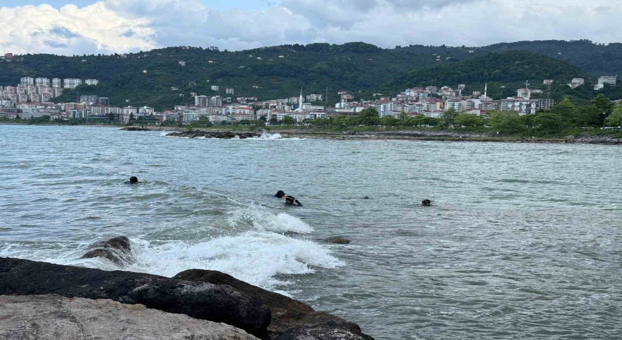 Giresunda denizde akıntıya kapılan çocuğu arama çalışmaları sürüyor