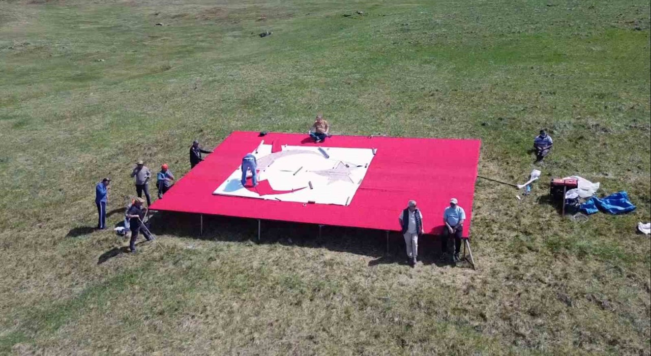 Giresunun 2500 rakımlı zirvesine 54 metrekarelik bayrak