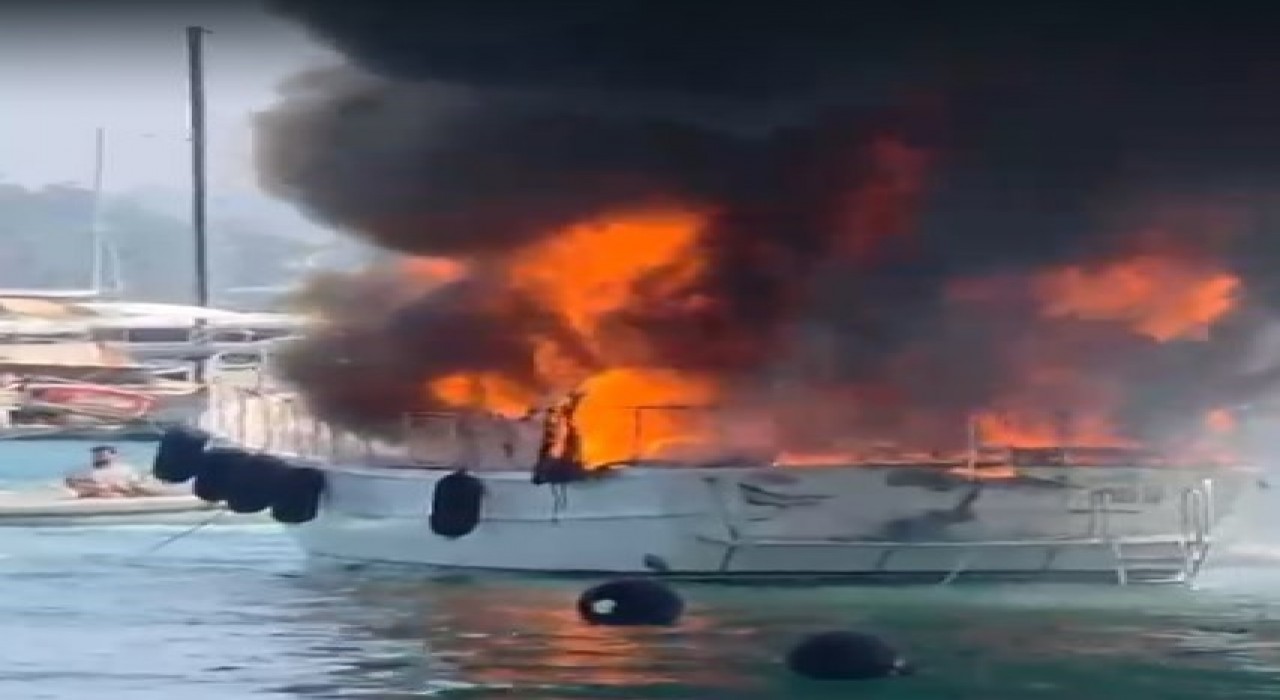 Göcekte tekne alev alev yandı