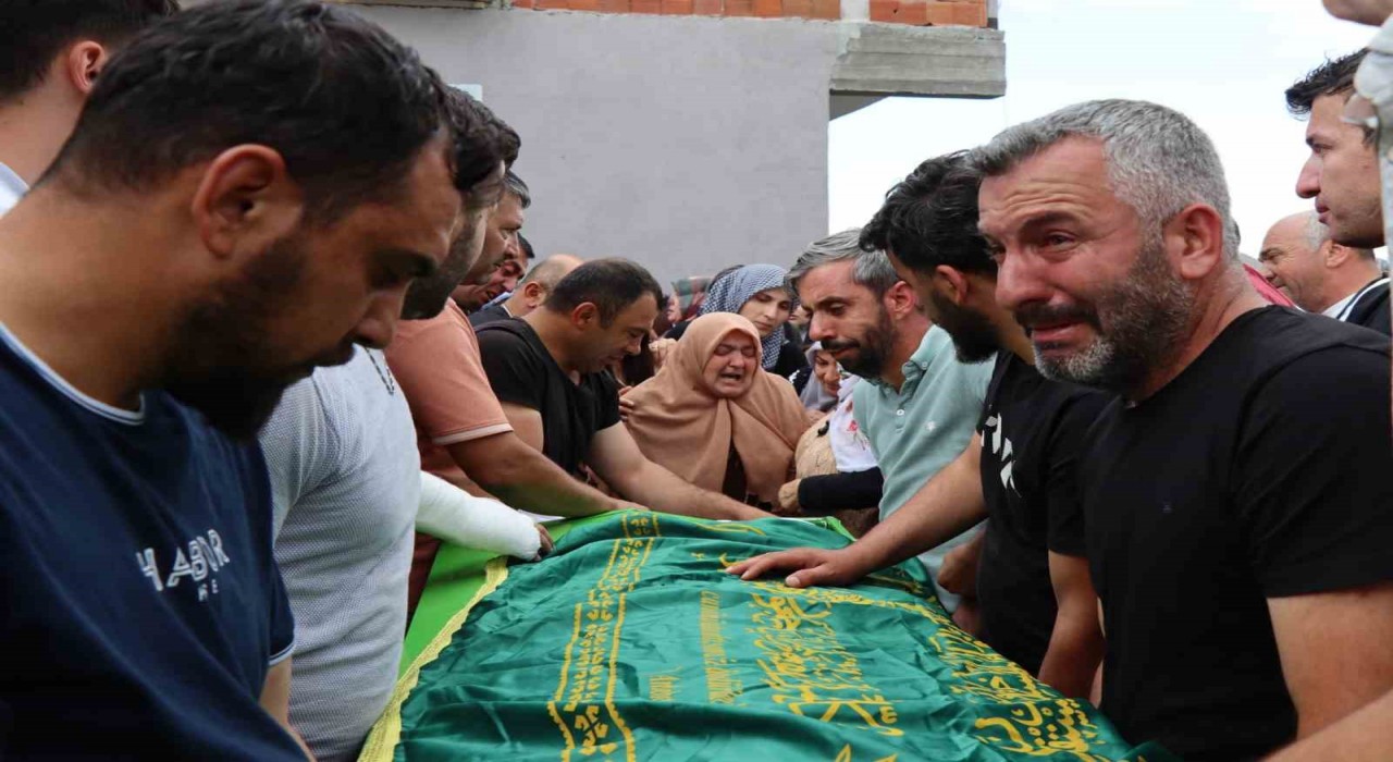 Göçük altına kalarak hayatını kaybeden 3 işçi gözyaşları arasında toprağa veriliyor