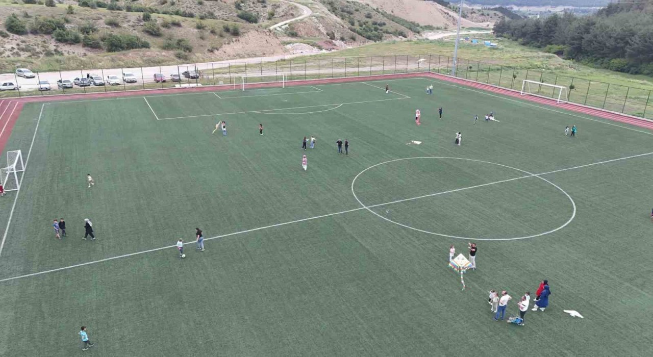 Gökyüzü uçurtmalarla şenlendi: Boyabatta renkli festival