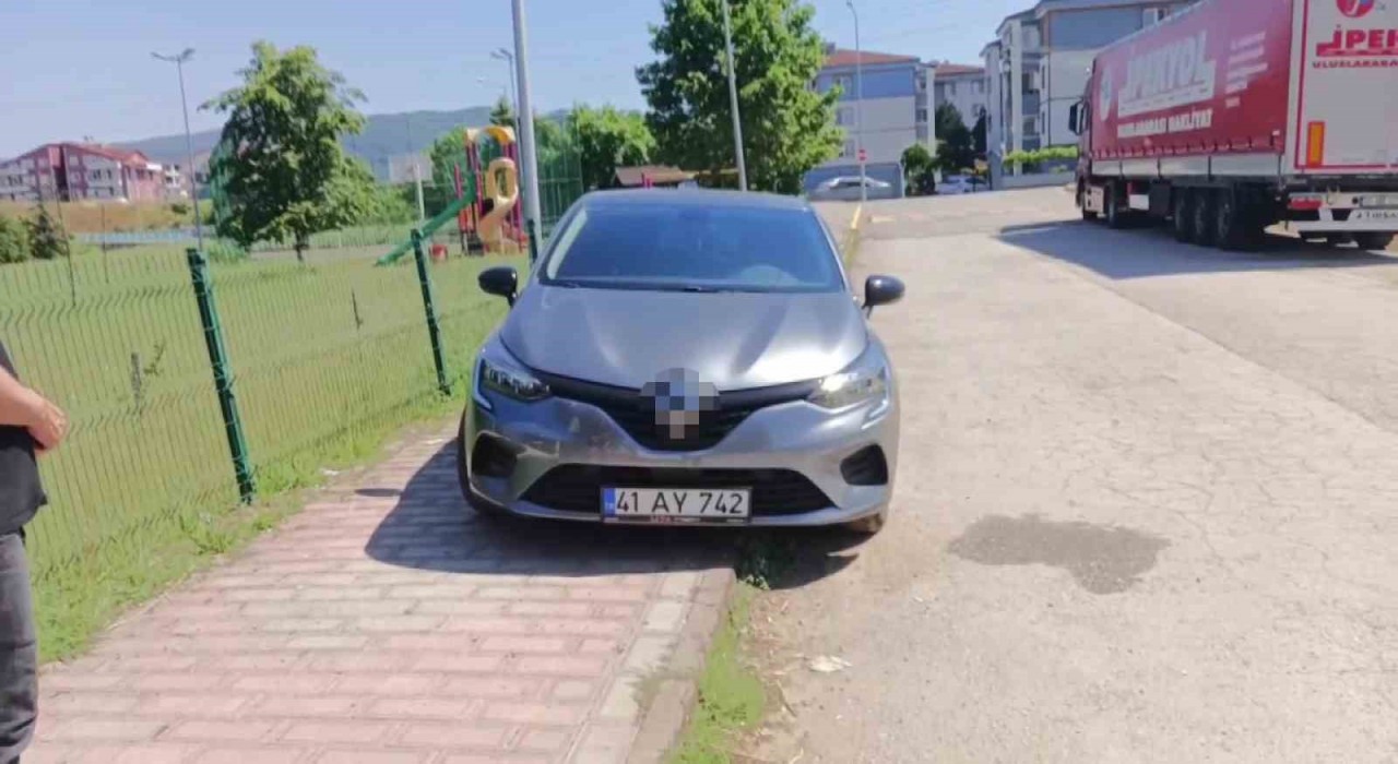 Gölcükte çarpışan araçların sürücüleri yaralandı