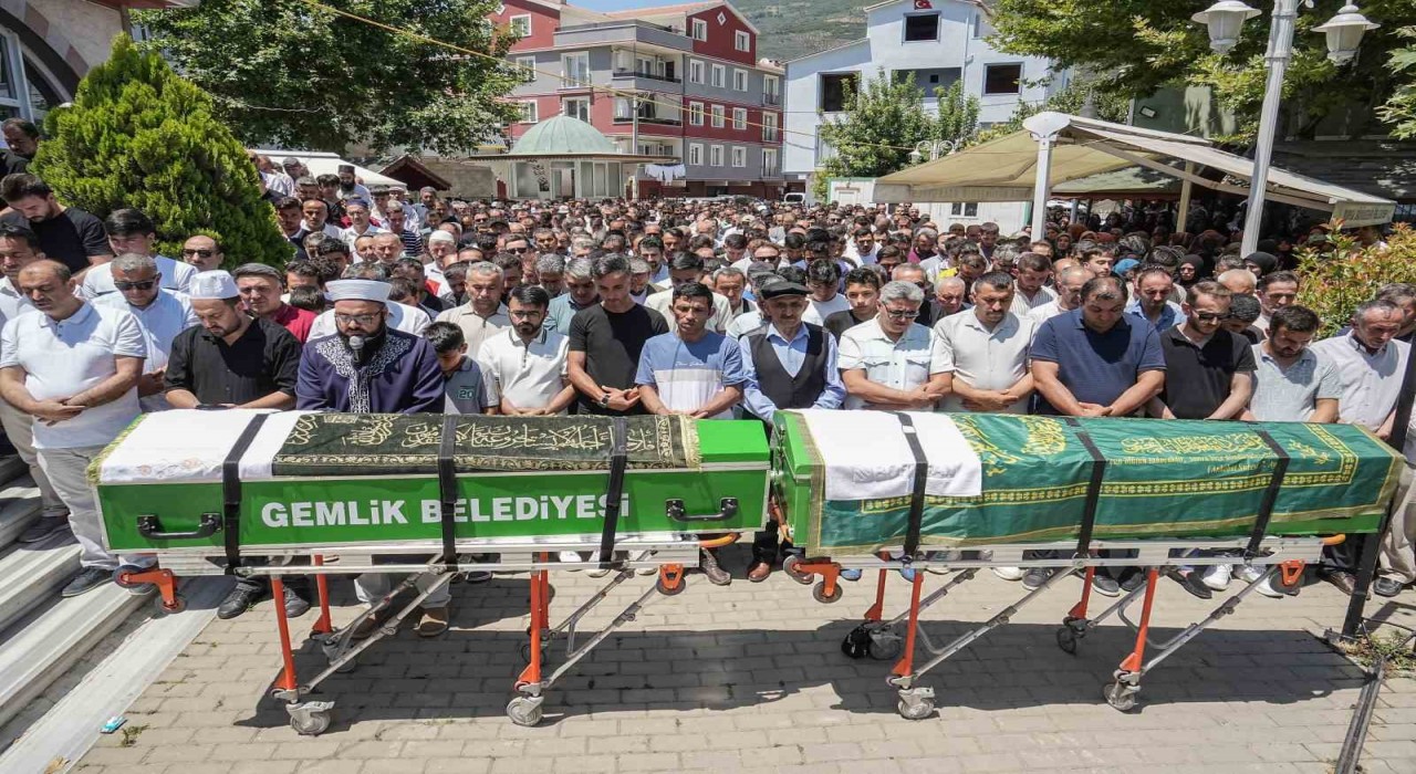 Gölde boğulan iki küçük kuzen yan yana uğurlandı