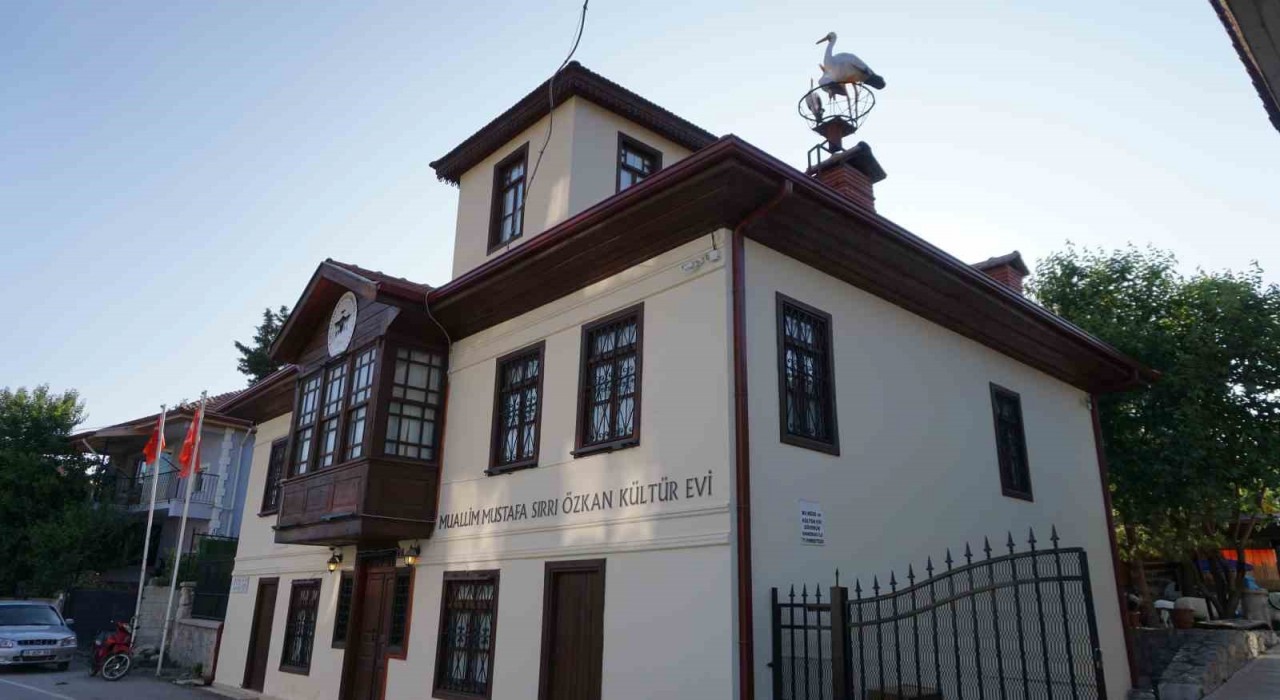 Gölhisarda kültür mirası yaşatan 97 yıllık konak ilgi görüyor