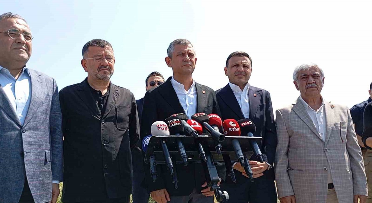 Görevden uzaklaştırılan İBB Başkanı Ekrem İmamoğlunun duruşması sonrası Özgür Özel açıklama yaptı