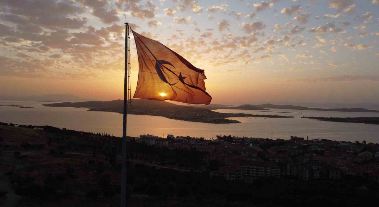 Gün batımında Türk bayrağı ve Ayvalık adaları görsel şölen oluşturdu