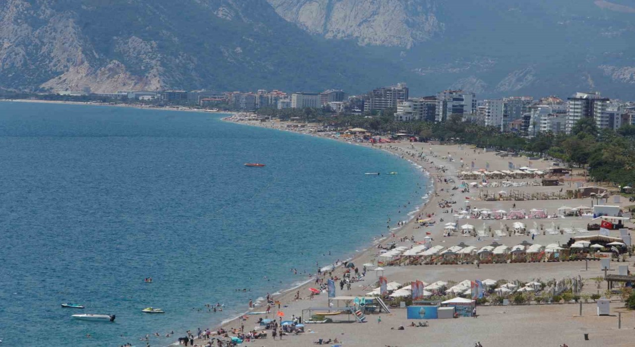 Güneşi gören Antalyalılar Konyaaltı Sahilini doldurdu