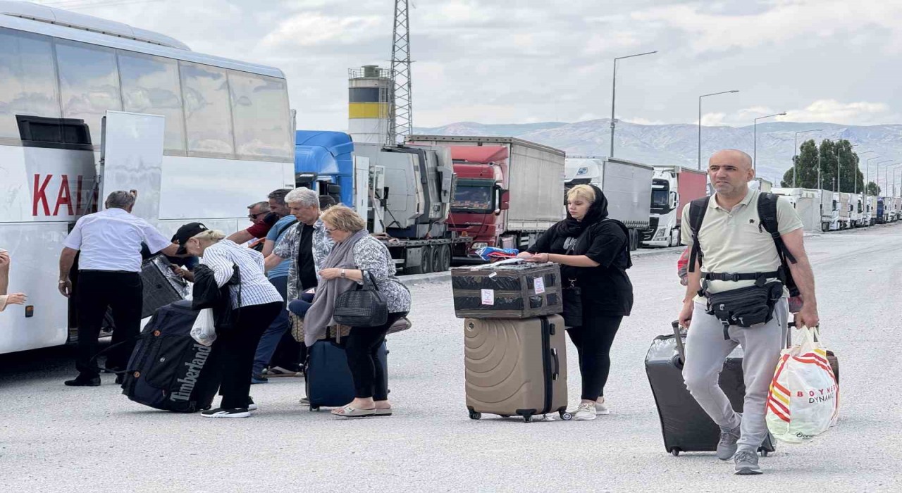 Gürbulak Sınır Kapısında hava sahası etkisi: Karayolu tercih ediliyor