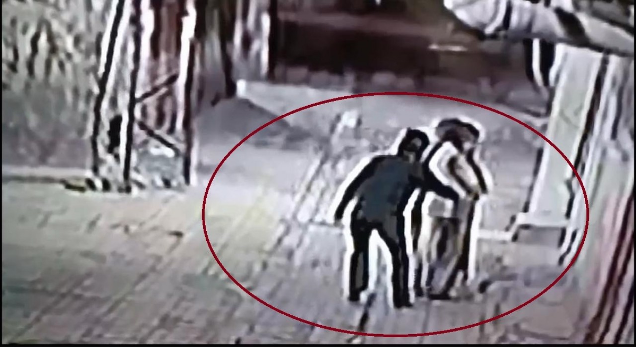 Güvenlik kameralarından tespit edilen hırsızlar, pazarcı ve simitçi kılığına giren polisler tarafından yakalandı