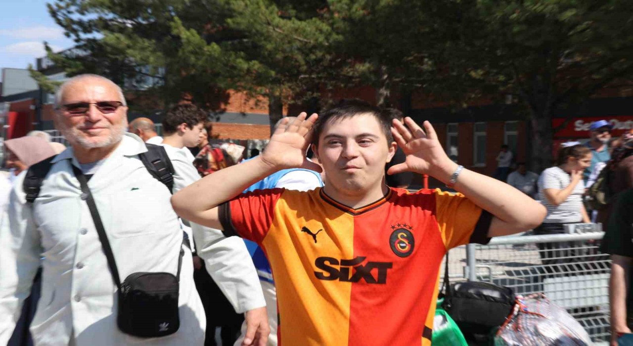 Hacdan dönen dedesini ve ninesini ‘Icardinin hareketiyle karşıladı