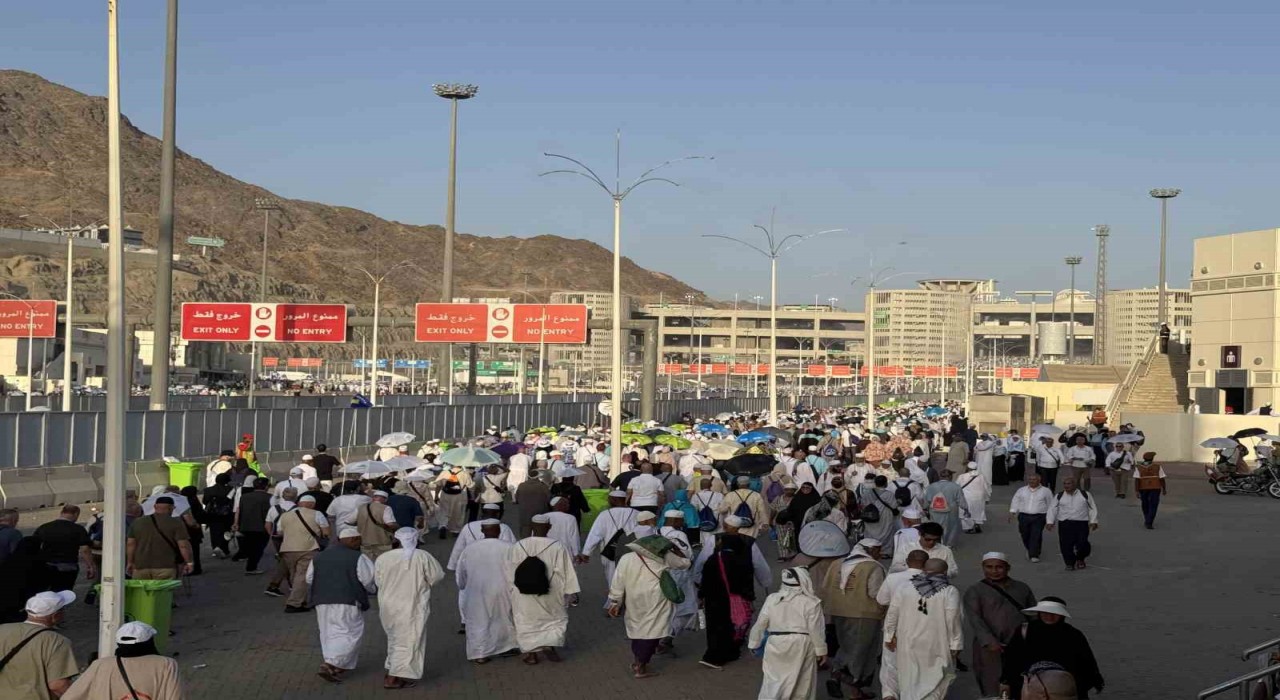 Hacılar şeytan taşlamayı bitirdi, huzurla memleketlerine dönüşler başladı