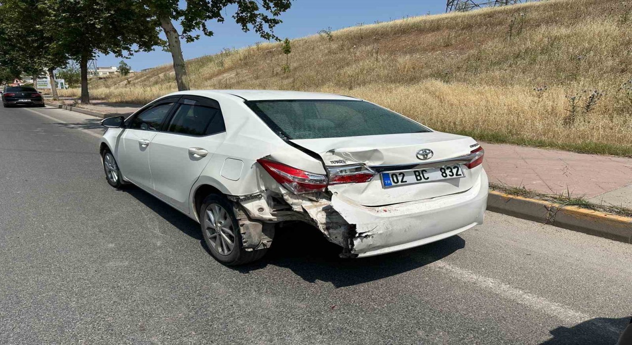 Hafif ticari araç ile otomobil çarpıştı