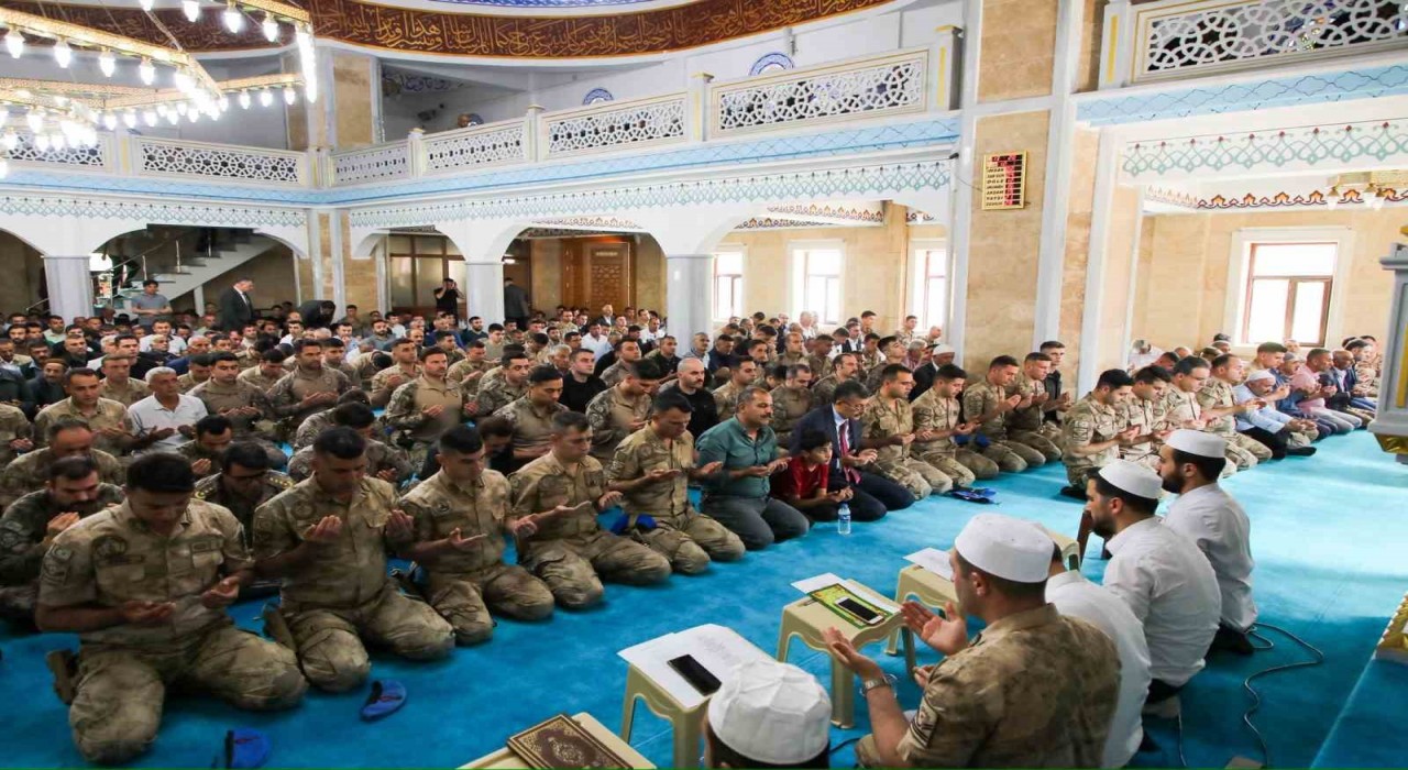 Hakkari Ulu Camide şehitler için dualar yükseldi