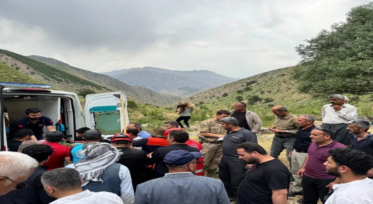Hakkaride dağdan düşen yaralı şahıs kurtarıldı