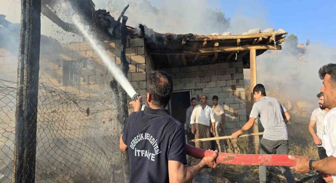 Hakkaride korkutan yangın: Bin 100 balya ot kül oldu