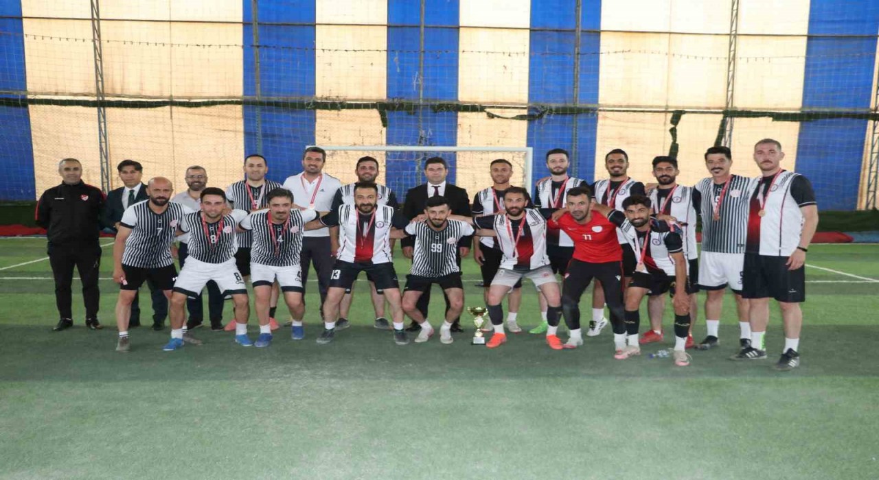 Hakkaride öğretmenler arası futbol turnuvası sona erdi