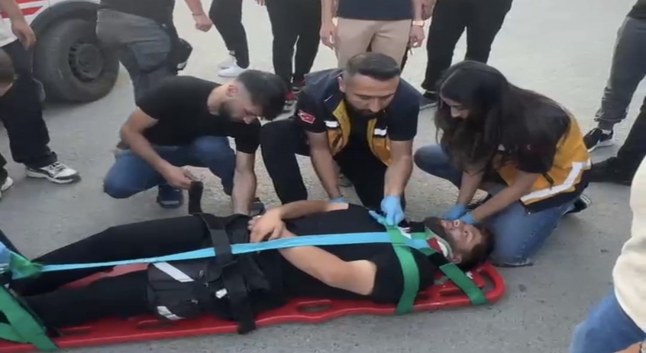 Hakkaride otomobil ile motosiklet çarpıştı: 1 yaralı