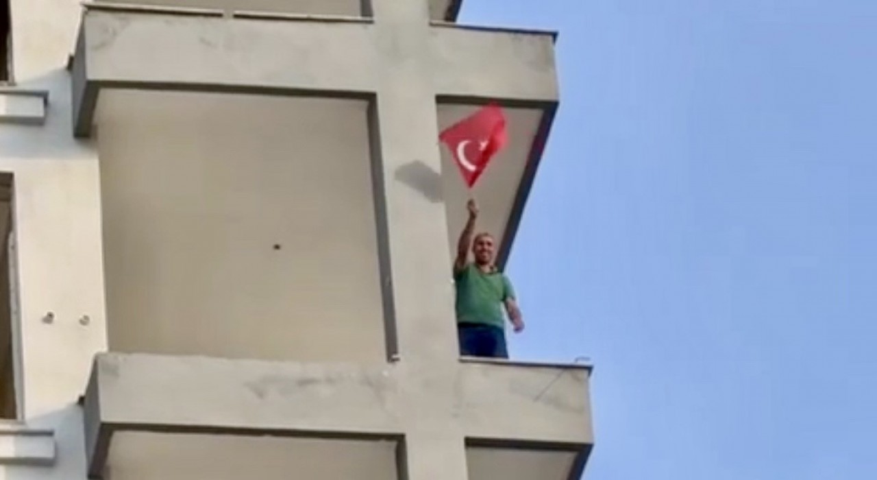 Hasarlı bina yıkımında iş makinesi operatörünün Türk bayrağı hassasiyeti