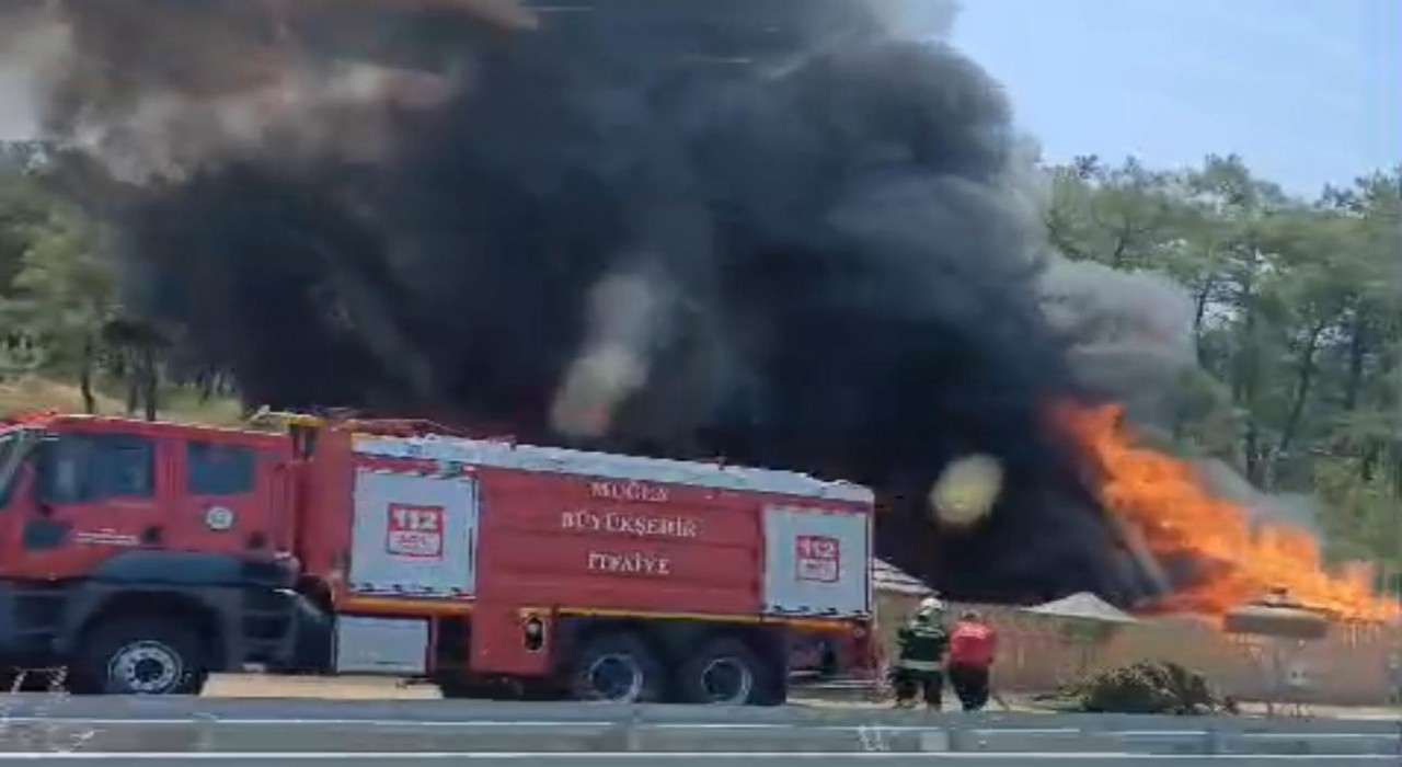 Hasır ürünlerin satışının yapıldığı iş yeri alevlere teslim oldu