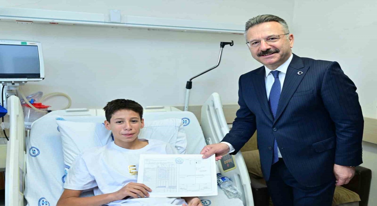 Hastanede tedavi gören öğrencilere karnelerini Vali Aksoy dağıttı