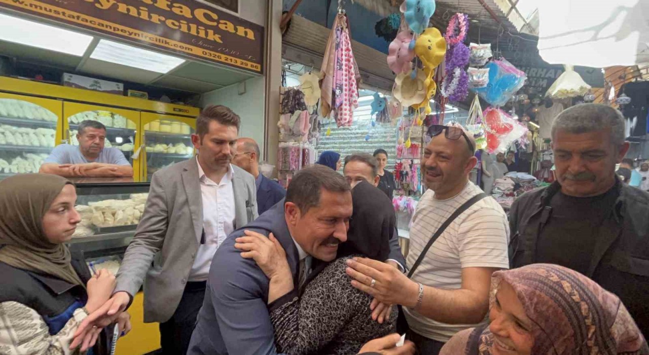 Hatay Valisi Masatlı tarihi Uzun Çarşıda esnafla son kez bayramlaştı
