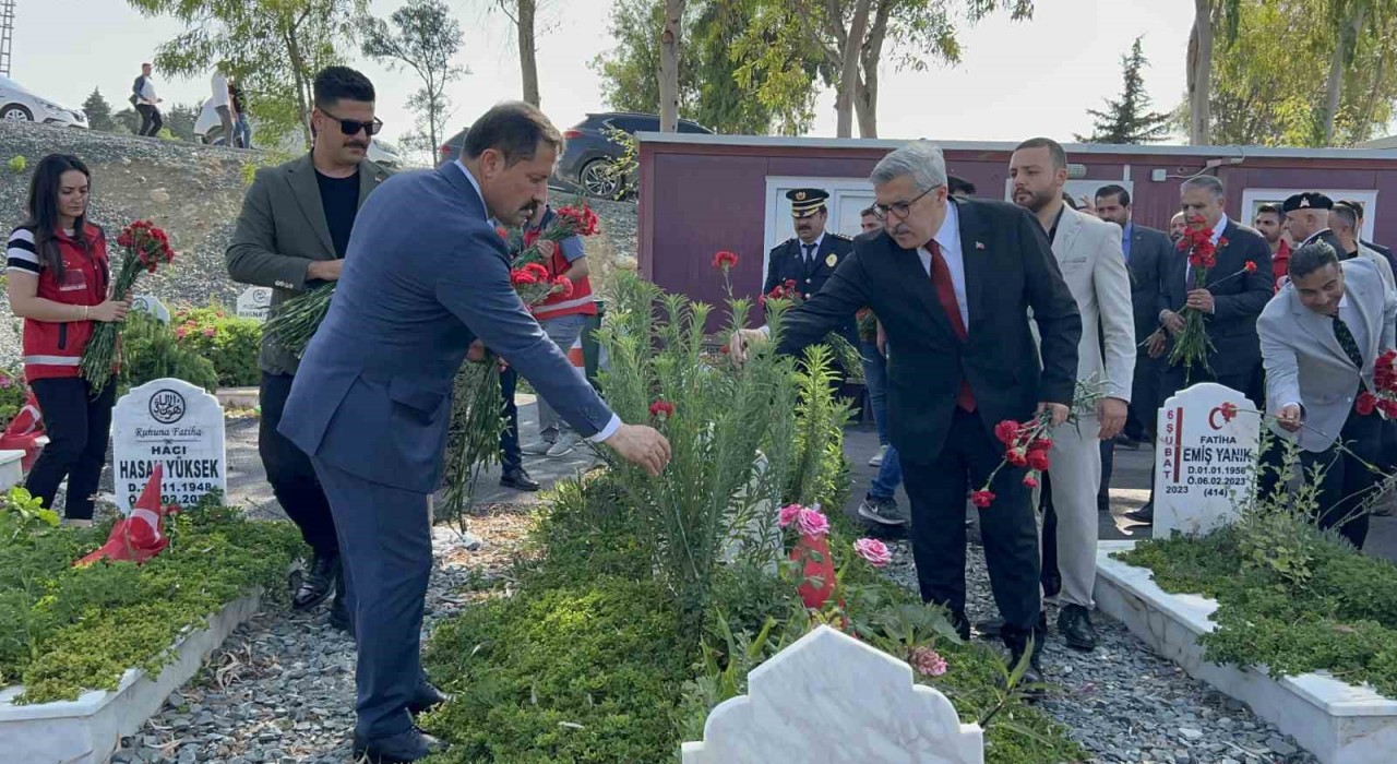 Hatayda bayram arefesinde depremlerde ölenlerin mezarları ziyaret edildi