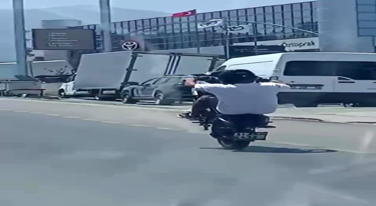 Hatayda motosikletlinin tehlikeli hareketleri yürekleri ağza getirdi