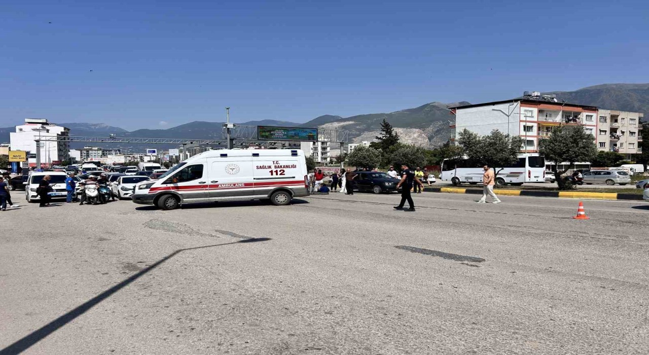 Hatayda yolun karşısına geçmeye çalışan yaşlı kadına otomobil çarptı