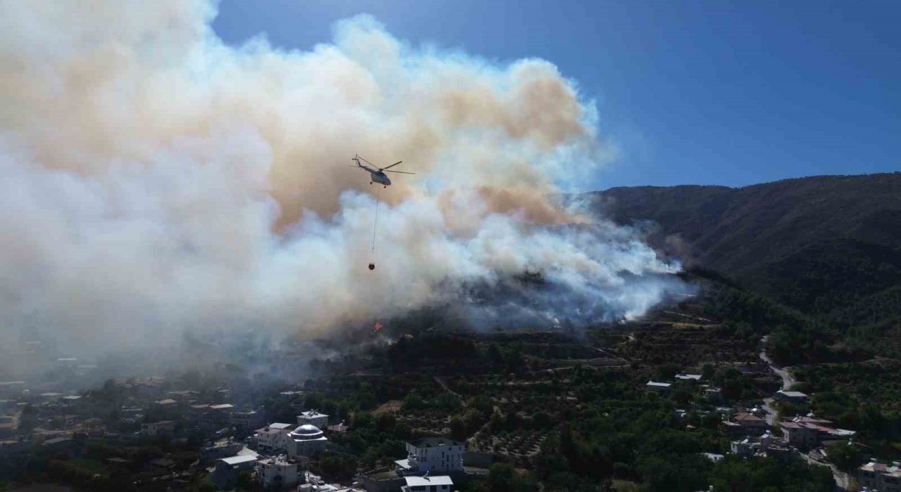 Hataydaki orman yangınına havadan ve karadan müdahale dron ile görüntülendi