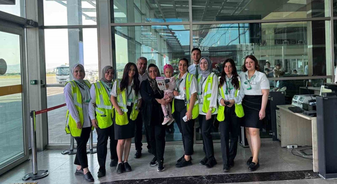 Havalimanı  çalışanlarından kanser hastası Cennete doğum günü sürprizi