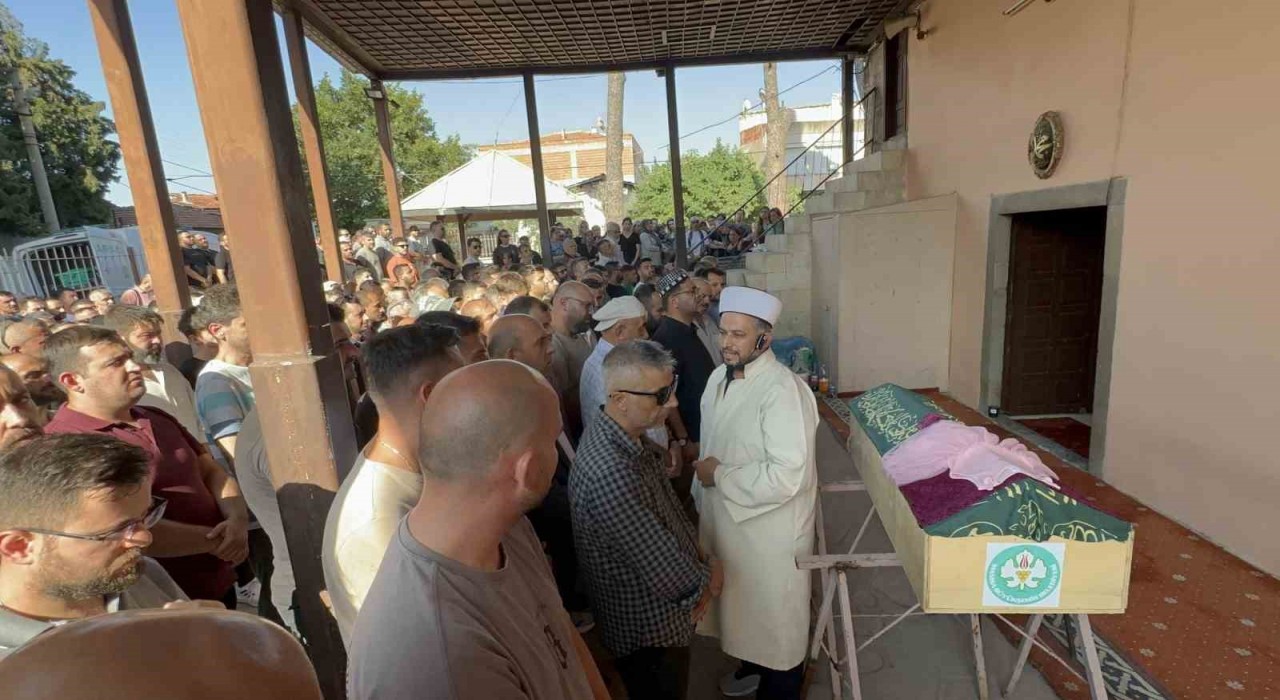 Havuza düşerek hayatını kaybeden minik Nazlıya acı veda