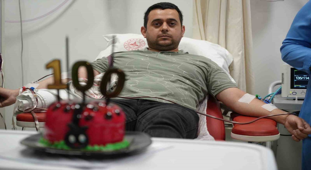 Hayat kurtaran 100. kök hücre bağışı, pasta kesilerek kutlandı