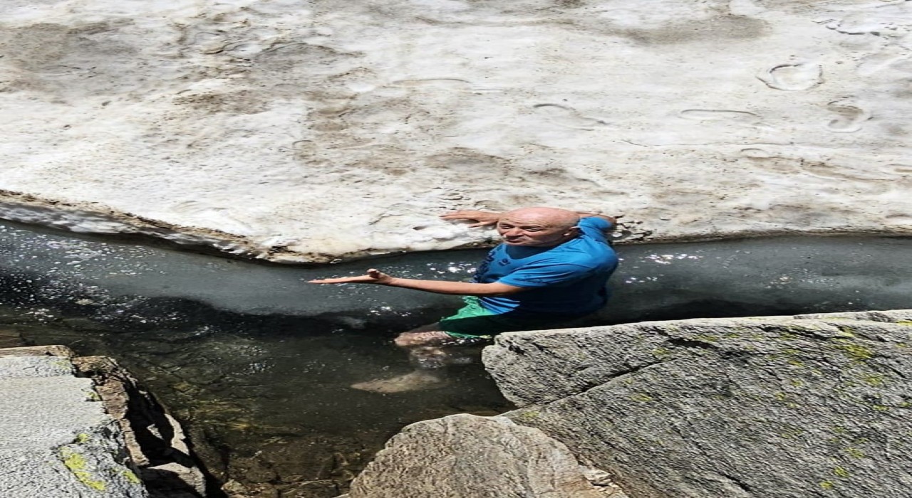 Haziran ayında Uludağda buzla kaplı gölde yüzdüler