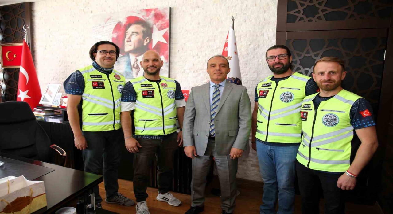 Hazırladıkları sosyal sorumluluk projelerini Emniyet Müdürü Erola sundular