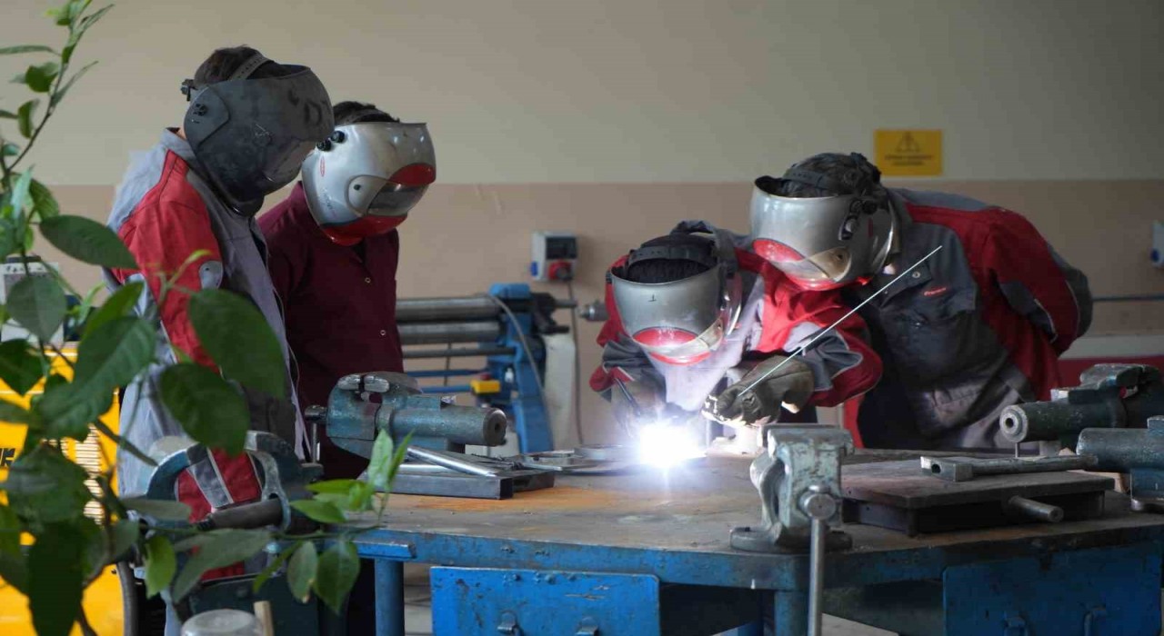 Hem okuyorlar hem de geleceğe hazırlanıyorlar: Okulda meslek öğrenen liseliler kolunda altın bilezikle mezun oluyor