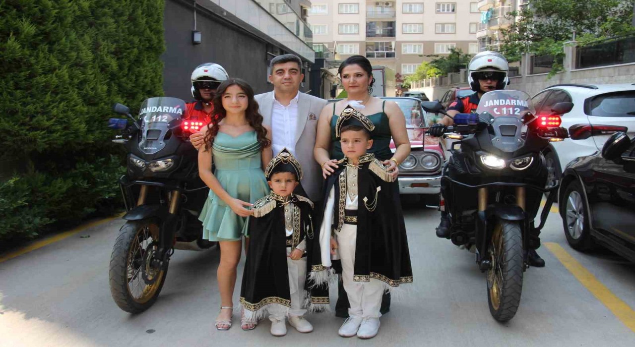 Hem teşkilat gururunu hem baba sevincini bir arada yaşadı